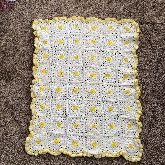 Beautiful white and yellow granny square blanket with ruffle scalloped edges - Picture 1 of 8